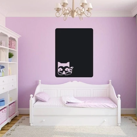 Naklejka kredowa lisek 112 - Aranżacja w pokoju dziecięcym. Ściany w kolorze fioletowym, białe meble i jasna podłoga