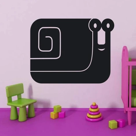 Naklejka kredowa ślimak 098 - Aranżacja w pokoju dziecięcym. Ściany w kolorze różowym, meble w jasnych kolorach