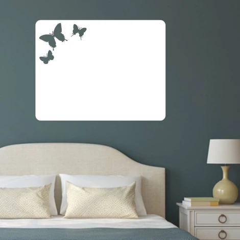 Tablica suchościeralna motyle 095 - Aranżacja w sypialni. Ściany w ciemnym kolorze, łóżko z jasnym wezgłowiem