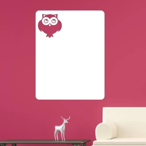 Tablica suchościeralna sowa 111 - Aranżacja w pokoju. Ściany w kolorze różowym, minimalistyczne meble w jasnych odcieniach