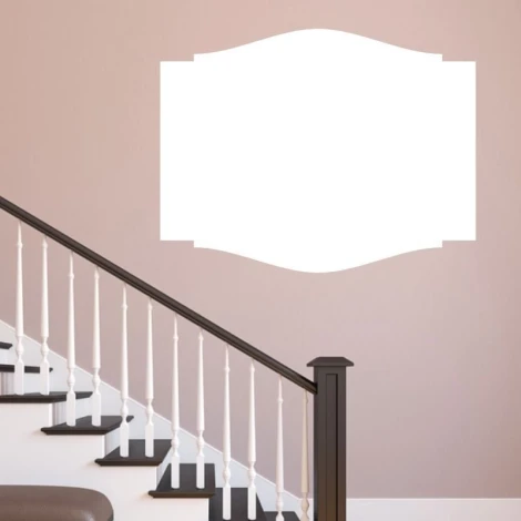 Tablica suchościeralna 124 - Aranżacja w korytarzu. Ściany w jasnym odcieniu, schody z ciemnym drewnem