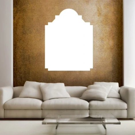 Tablica suchościeralna 128 - Aranżacja w salonie. Ściany w odcieniach brązu, jasna kanapa z poduszkami