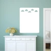 Tablica suchościeralna chmurki 149 - Aranżacja w pokoju. Ściany w odcieniu zielonym, meble białe