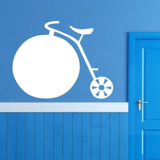 Biała tablica suchościeralna w kształcie bicykla przyklejona do ściany we wnętrzu