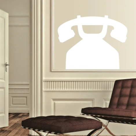 Tablica suchościeralna telefon 143 - Aranżacja w salonie. Ściany w jasnym kolorze, podłoga drewniana, nowoczesne meble