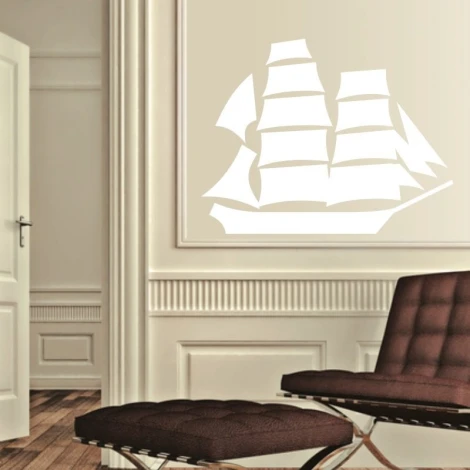 Tablica suchościeralna żaglowiec 133 - Aranżacja w pokoju. Ściany w jasnym kolorze, podłoga drewniana, nowoczesne meble