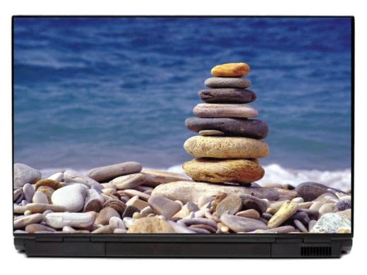 Naklejka na laptopa plaża P265 - Wzór graficzny. Kamienie ułożone w stos na plaży, w tle woda morska