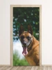 Fototapeta na drzwi pies Malinois P50 - Wzór graficzny. Grafika przedstawia psa Malinois z wyraźnym uśmiechem, w tle zieleń