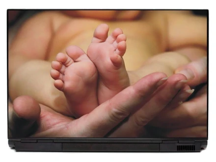 Naklejka na laptopa stopy dziecka P417