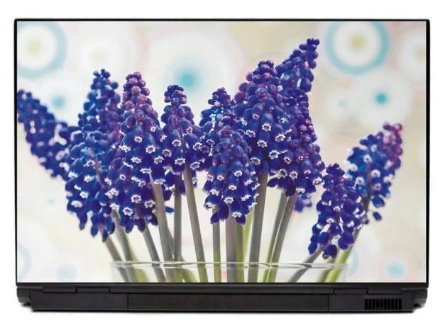 Naklejka na laptopa szafirki P411 - Wzór graficzny. Kwiaty w odcieniach fioletu z białymi detalami na jasnym tle