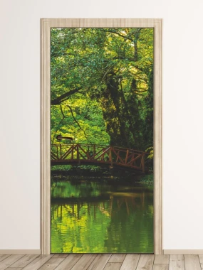 Fototapeta na drzwi mostek w lesie P73 - Aranżacja w pokoju. Zielone drzewa i mostek nad wodą