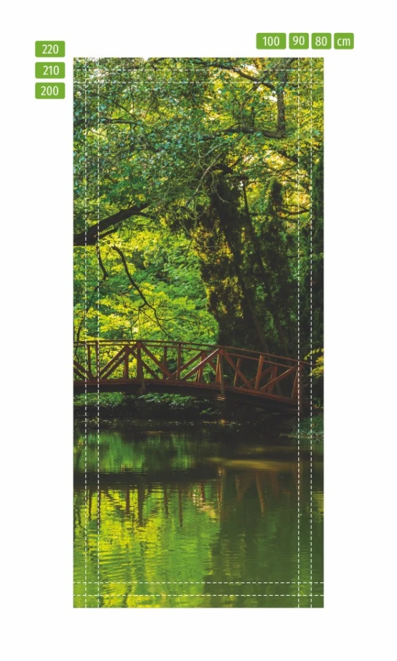 Fototapeta na drzwi mostek w lesie P73 - Wzór graficzny. Mostek drewniany nad wodą otoczony zielonymi drzewami