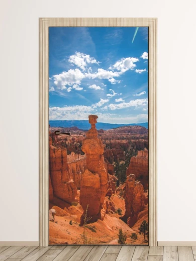 Fototapeta na drzwi z nadrukiem skalnego kanionu w Yellowstone pod błękitnym niebem z chmurami