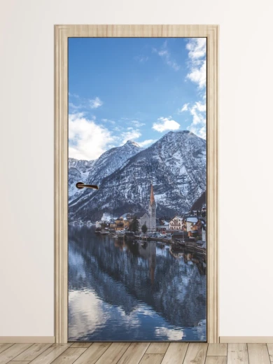 Fototapeta na drzwi z nadrukiem alpejskiego miasteczka Hallstatt nad jeziorem na tle ośnieżonych gór
