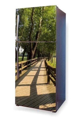 Okleina na lodówkę naklejka most P101 - Aranżacja w kuchni. Drewniane elementy i zieleń drzew w tle