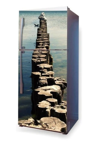 Okleina na lodówkę naklejka falochron P61 - Wzór graficzny. Grafika przedstawia drewniany falochron w wodzie