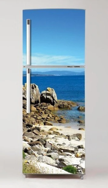 Okleina na lodówkę naklejka skały na plaży P71 - Wzór graficzny. Grafika przedstawia plażę z kamieniami i morzem w tle