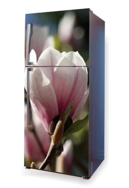 Okleina na lodówkę naklejka magnolia P45 - Wzór graficzny. Grafika przedstawia różowe kwiaty magnolii na ciemnym tle
