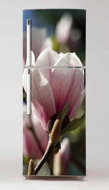 Okleina na lodówkę naklejka magnolia P45 - Wzór graficzny. Grafika przedstawia różowe kwiaty magnolii na ciemnym tle