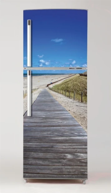 Okleina na lodówkę naklejka ścieżka na plaży P472 - Wzór graficzny. Grafika przedstawia drewnianą ścieżkę prowadzącą przez
