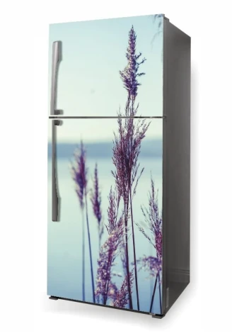 Okleina na lodówkę naklejka trawa P483 - Wzór graficzny. Grafika przedstawia wysokie trawy w odcieniach fioletu na tle nieba