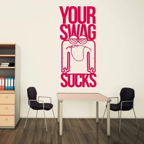 Naklejka 03X 01 your swag sucks 1913 - Aranżacja w biurze. Ściany w jasnym kolorze, meble w odcieniach drewna