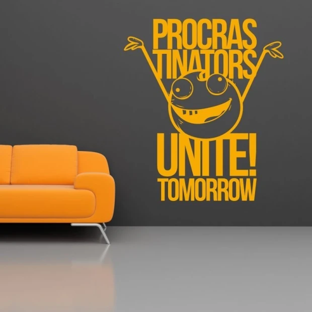 Naklejka 03X 04 procrastinators unite tomorrow 1912 - Aranżacja w salonie. Szare ściany, pomarańczowa sofa