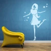 Naklejka 03X 15 sylwetka kobieca 1904 - Aranżacja w pokoju. Ściana w odcieniu niebieskim, podłoga w jasnym kolorze, żółty
