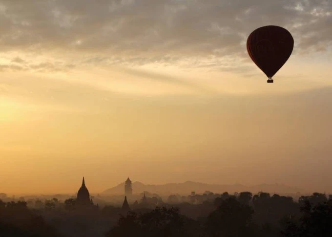 Tablica suchościeralna balon 233 - Wzór graficzny. Czerwony balon na tle szarego nieba i ciemnych sylwetek budowli