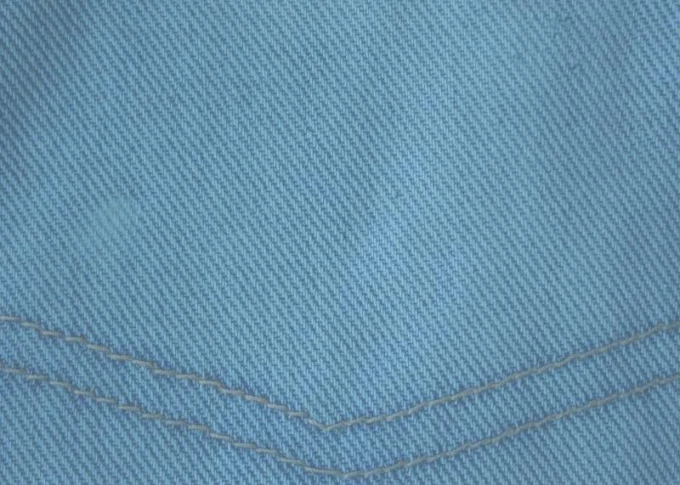 Tablica magnetyczna suchościeralna jeans 158 - Wzór graficzny. Niebieski materiał w strukturze denimu z widocznymi szwami