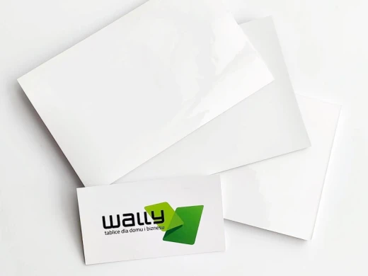 Komplet próbek tablicy suchościeralnej w postaci białych, prostokątnych arkuszy z dołączoną wizytówką firmy
