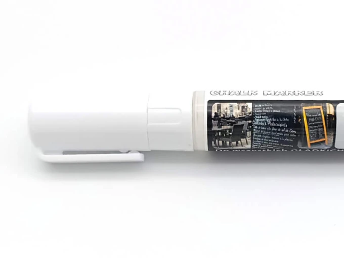 Marker kredowy Toma TO291 - 8x5mm - Wzór graficzny. Na białym tle widoczny jest marker z etykietą i klipsem