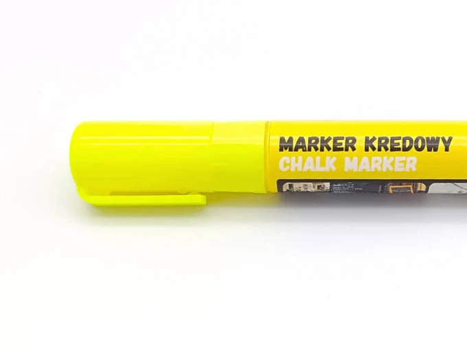 Marker kredowy Toma TO291 - 8x5mm - Wzór graficzny. Żółty marker z napisem w kolorze czarnym i klipsem