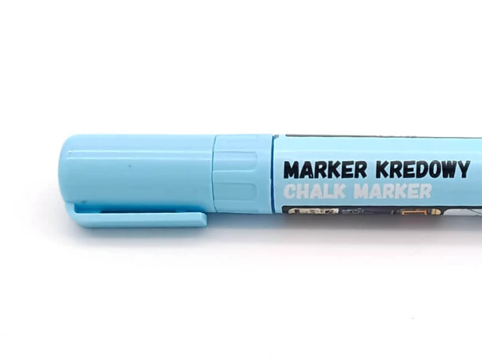 Marker kredowy Toma TO291 - 8x5mm - Wzór graficzny. Niebieski marker z czarnym napisem i klipsem
