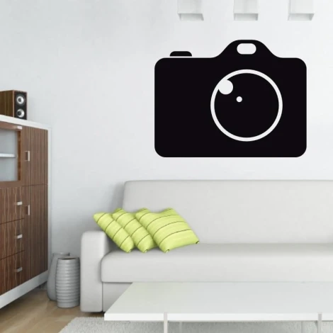 Naklejka kredowa aparat 198 - Aranżacja w salonie. Ściany są jasne, a meble w odcieniach brązu i bieli