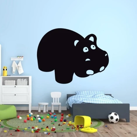 Naklejka kredowa hipek 213 - Aranżacja w pokoju dziecięcym. Ściany w jasnym niebieskim kolorze, meble białe