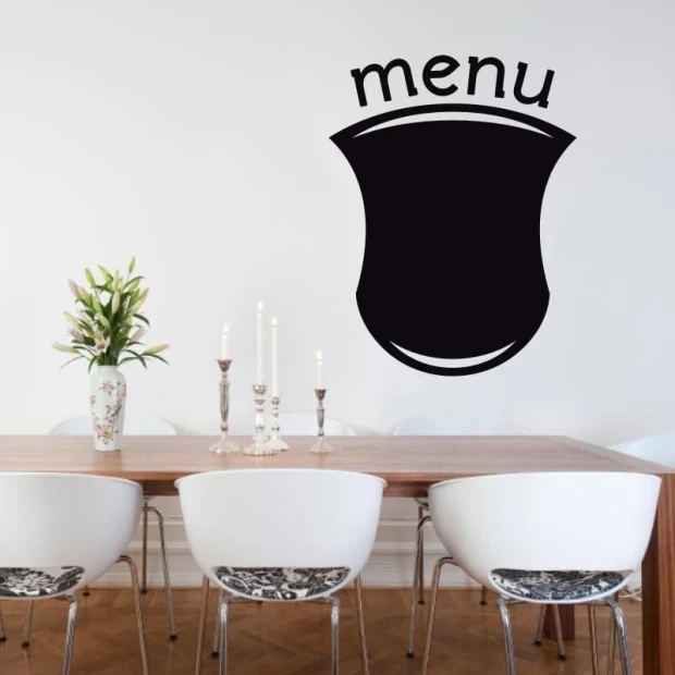 Naklejka kredowa menu 203 - Aranżacja w jadalni. Jasne ściany, drewniany stół i białe krzesła