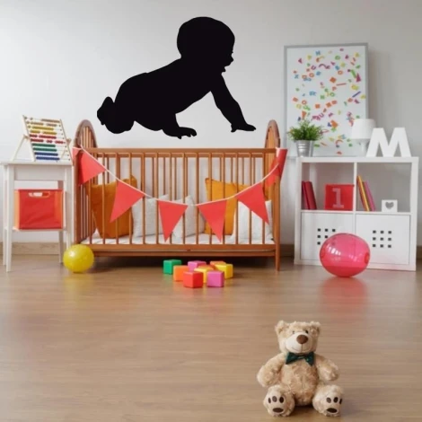 Naklejka kredowa niemowlę 186 - Aranżacja w pokoju dziecięcym. Ściany w jasnych kolorach, drewniane meble i kolorowe