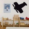 Naklejka kredowa samolot 212 - Aranżacja w pokoju dziecięcym. Ściany w jasnych kolorach, drewniane meble i zabawki