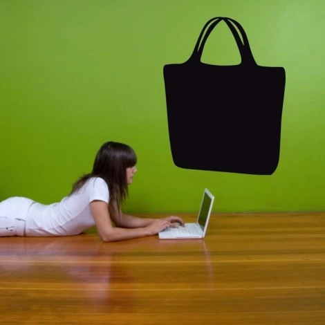 Naklejka kredowa torba 206 - Aranżacja w pokoju. Ściany w kolorze zielonym, podłoga drewniana, osoba leży na brzuchu