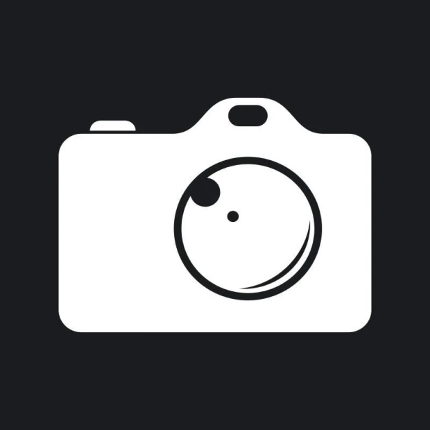 Tablica suchościeralna w kształcie aparatu fotograficznego z wyciętym obiektywem i wizjerem na ciemnym tle