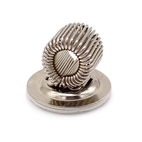 Metalowy samoprzylepny uchwyt do markera / długopisu - Wzór graficzny. Uchwyt ma okrągłą podstawę i sprężynową konstrukcję