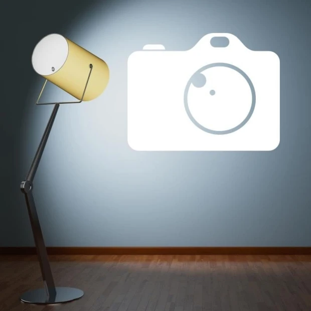 Tablica suchościeralna w kształcie aparatu fotograficznego z wyciętym obiektywem i wizjerem zamontowana na ścianie