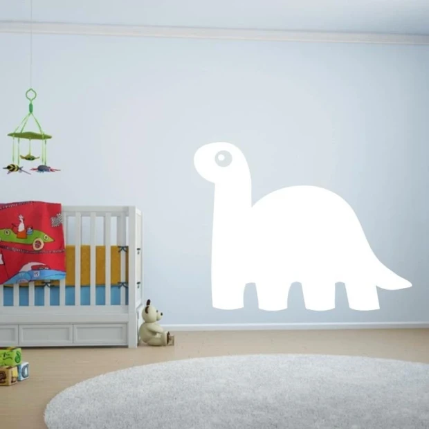 Biała tablica suchościeralna w kształcie dinozaura z wyciętym okiem, zamontowana na ścianie we wnętrzu