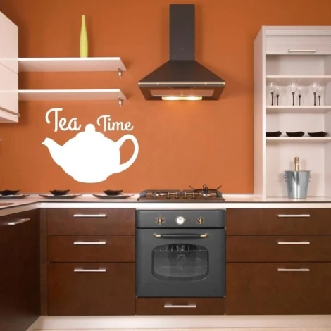 Tablica suchościeralna tea time 211 - Aranżacja w kuchni. Ściany w kolorze pomarańczowym, meble w odcieniach brązu i bieli