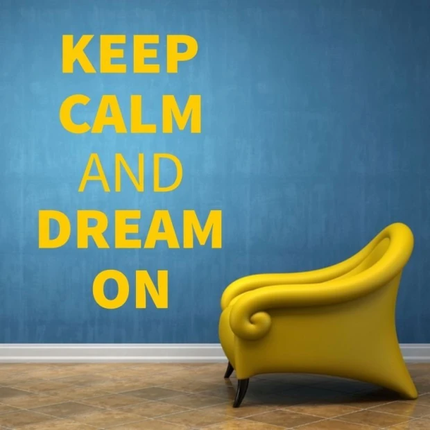 Naklejka keep calm and dream on 1946 - Aranżacja w pokoju. Ściana w niebieskim kolorze, żółty fotel w rogu