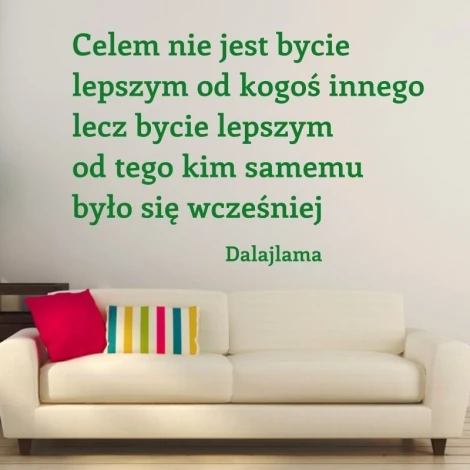 Naklejka celem nie jest bycie 1940 - Aranżacja w salonie. Ściana w jasnym kolorze, sofa z poduszkami w różnych kolorach