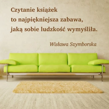 Naklejka czytanie książek to najpiękniejsza zabawa 1969 - Aranżacja w salonie. Ściany w jasnym kolorze, zielona kanapa