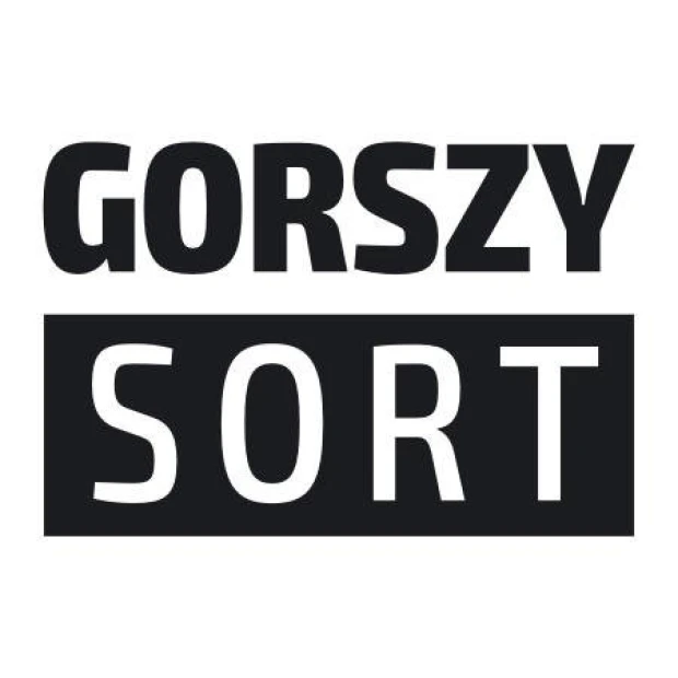 Naklejka gorszy sort 1949 - Wzór graficzny. Czarny tekst GORSZY SORT na białym tle