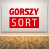 Naklejka gorszy sort 1949 - Wzór graficzny. Czerwony tekst GORSZY SORT na białym tle